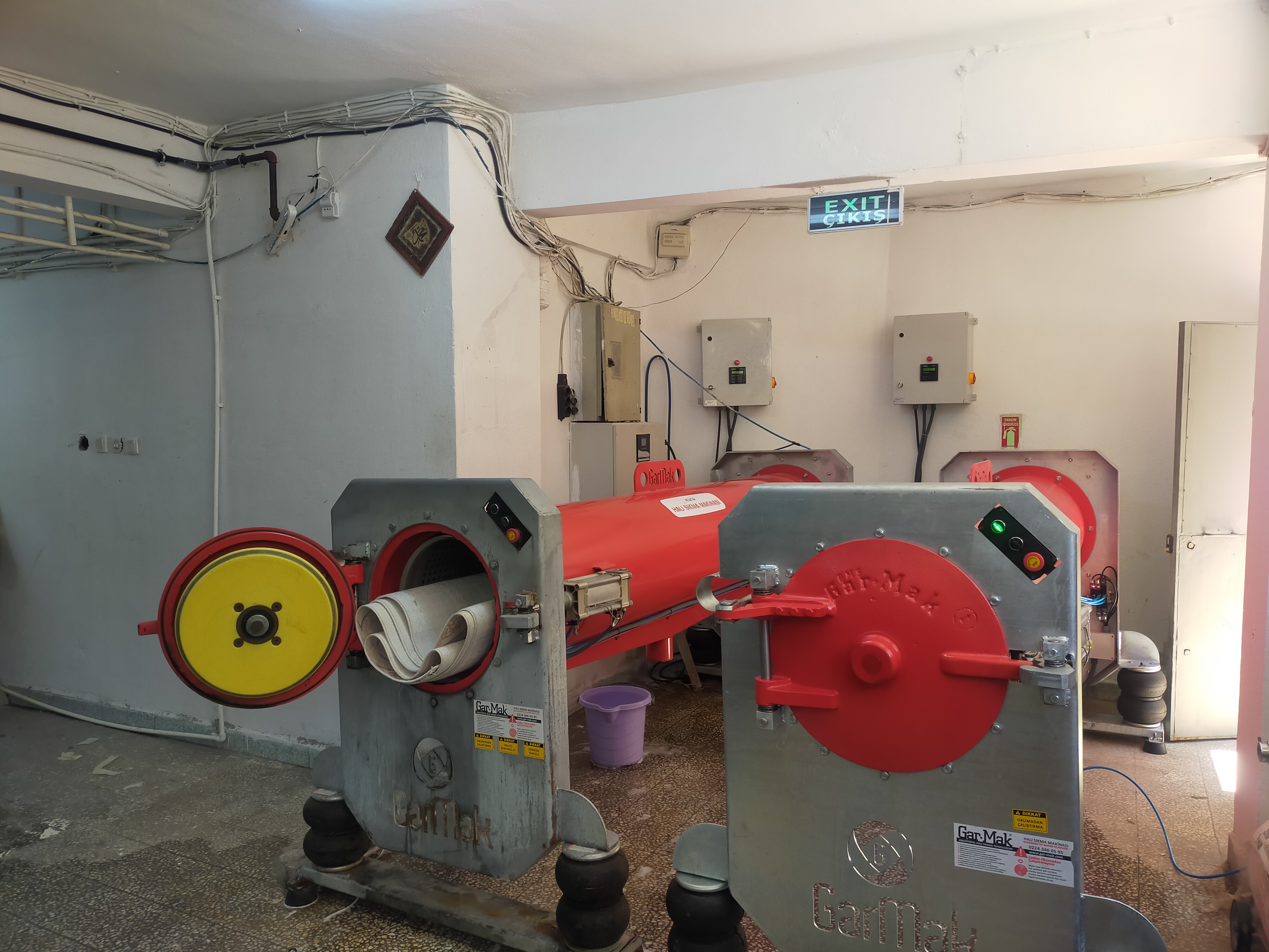 Korkutlar Halı Yıkama
Küçükçekmece Halkalı Merkez Mahallesi Halı Yıkama
Küçükçekmece Halkalı Merkez Mahallesi Halı Yıkama, Küçükçekmece’de hizmet veren güvenilir kuruluşların başında gelir. Halı yıkamanın bazı zor tarafları bulunur. Özellikle, evlerde halı yıkamak oldukça zordur. Şehir hayatında site içi yerleşmelerde, yıkanan halıların balkonlardan sarkıtılması görsel açıdan hoş olmayacaktır. Bu nedenle profesyonel hizmet veren halı yıkama firmalarından hizmet alınması önerilir.
Kuruluşumuz, halı yıkamada en detaylı temizlik hizmetini sunan köklü işletmelerin başında gelir. Halıların orijinal özelliklerinin bozulmadan yıkanması son derece önem taşımaktadır. Halılarda hijyenik kurallara uygun temizlik için firmamızdan hizmet alınması önerilir.
Halıların cinsine göre değişen yıkama usulleri bulunur. Halılarda antika ve el halısı olmasına göre değişen temizlik şekilleri bulunur. Uygun ısı ve kurutma teknolojileri ile temizlenen halılar evlerde ve tüm yaşam alanlarında sağlık sunacaktır.
Yaşam Alanlarında Hijyenik Halı Temizliğinin Önemi
Küçükçekmece Halkalı Merkez Mahallesi Halı Yıkama, halı yıkamada son sistem teknolojileri kullanan halıların başında gelir. Halı yıkamada kurutma şekilleri de farklı olur. Açık alanda kurutulan halılar kadar makineler yardımı ile de kurutma hizmetimiz bulunur.
Halıların temizlik öncesinde adresten alınması kadar temizlik sonrasında da hizmet alanların adresine teslim hizmetimiz mevcuttur. Halı yıkamada, en zor ve inatçı lekeler, firmamız tarafından en kısa sürede çıkarılmaktadır. Hijyenik koşullarda temizlenen halılar, yaşam alanlarına sağlık sunacaktır.
Halıların diplerindeki toz ve kirler, düzenli aralıklarla temizlenmediği zaman yaşam alanlarında solunum yolu enfeksiyonları ile alerjik vakalara yol açacaktır. Bu nedenle, halıların düzenli aralıklarla profesyonel hizmet veren halı yıkama firmalarında temizletilmesi önerilir. Firmamız her türlü halıda hijyenik temizlik sunan kuruluşların başında gelir.
Profesyonel Halı Yıkama Firmaları
Küçükçekmece Halkalı Merkez Mahallesi Halı Yıkama, firmamız, talep halinde İstanbul’un farklı bölgelerine de hizmet veren geniş hizmet ağına sahiptir. Halıların temizlenmesi kadar, yeni görünümlerinin de bozulmaması önem taşır.
Firmamız, halıları yıkarken renklerinin solmaması ve karışmaması için her türlü önlemi almaktadır. Doğaya dost ve çevreci yaklaşımlarımız gereği, kaliteli temizlik ürünleri kullanılarak halılar temizlenir. Güvenilir ve detaylı temizlik için firmamızdan destek alınması tavsiye edilir.